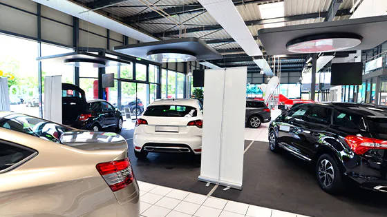 LED-Panels erhellen den Showroom eines Autohauses