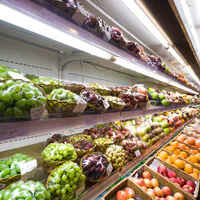 LED-R&ouml;hren im Supermarkt (AdobeStock/06photo)